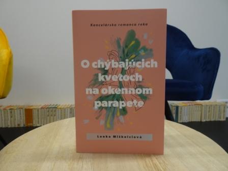 Mladá trnavská autorka predstavila v knižnici svoju knihu s názvom: O chýbajúcich kvetoch na okennom parapete