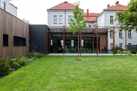 Oddelenie beletrie presunuté do záhradnej čitárne