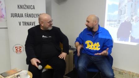 "ŽI TAK, ABY SI SA ZA SEBA NEMUSEL HANBIŤ.“  TOMÁŠ HUDÁK PREDSTAVIL V KNIŽNICI SVOJICH AMERIKÁNOV